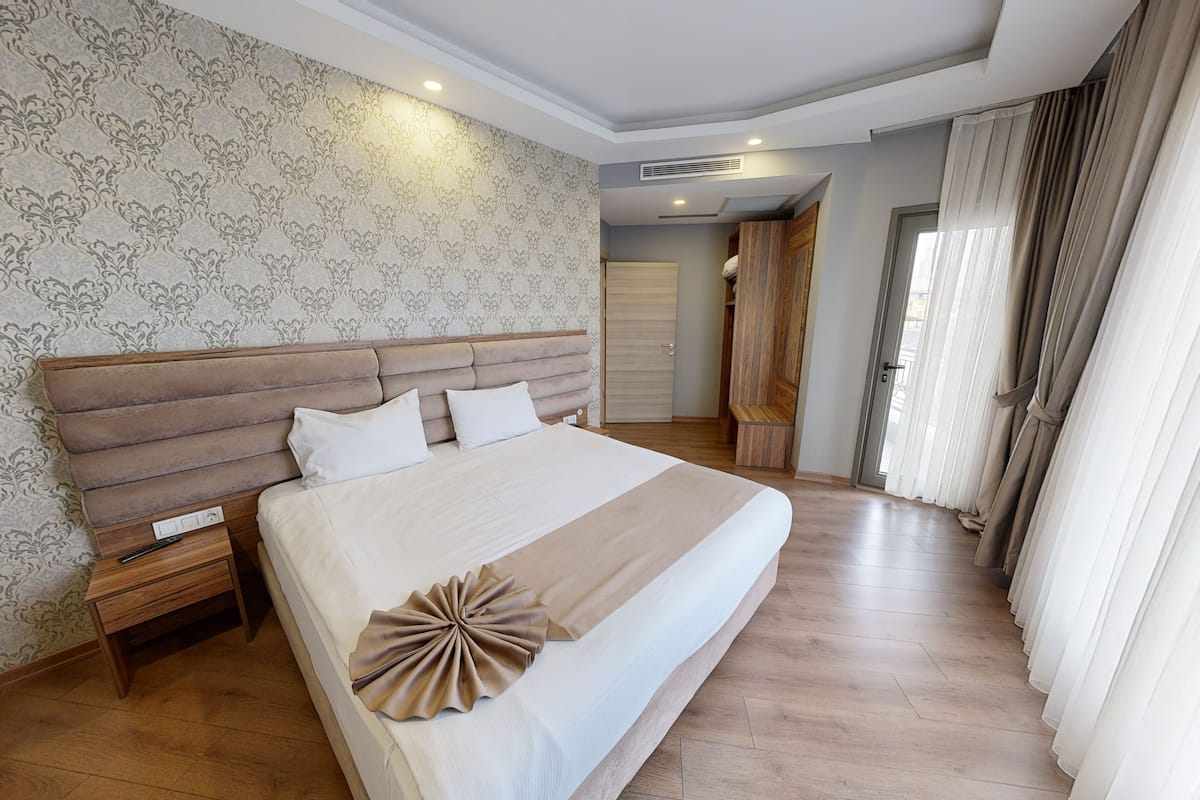 Junior Suite | 1 bedroom, premium bedding, minibar, in-room safe