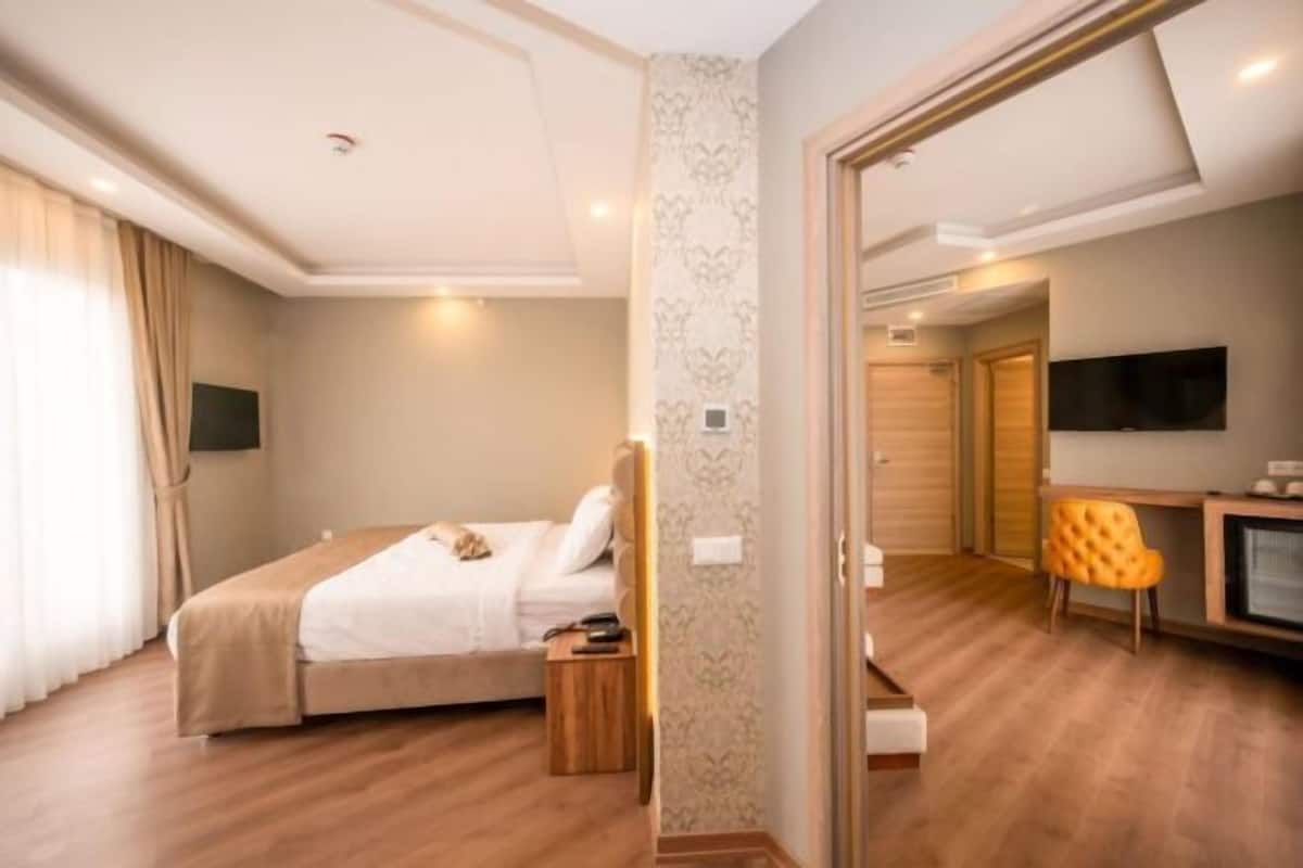 Bộ đồ giường cao cấp, minibar, két bảo mật tại phòng, bàn 