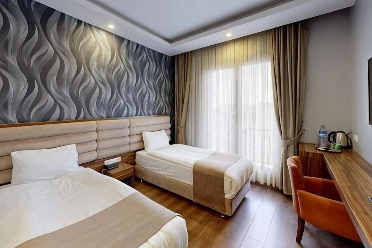 Bộ đồ giường cao cấp, minibar, két bảo mật tại phòng, bàn 
