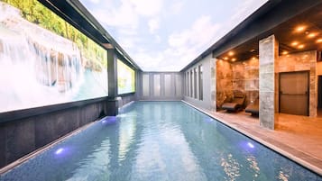 Una piscina techada
