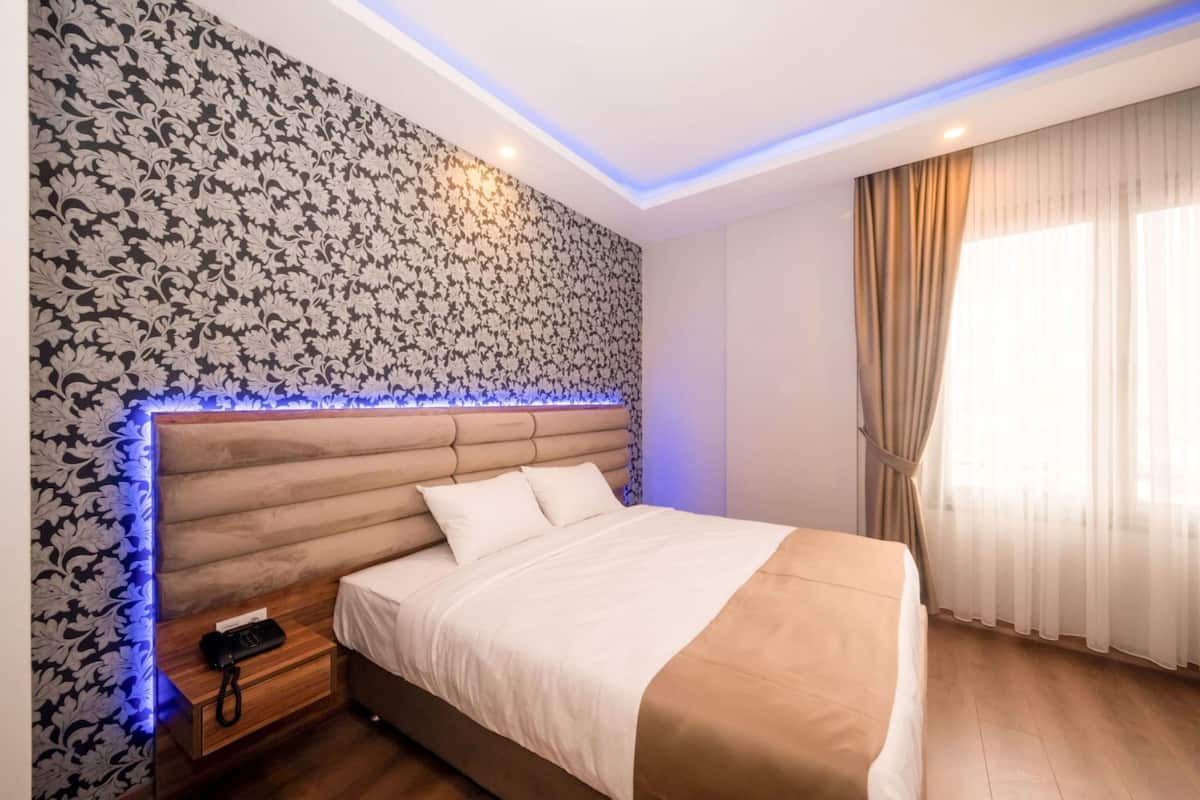 Phòng Deluxe | Bộ đồ giường cao cấp, minibar, két bảo mật tại phòng, bàn 