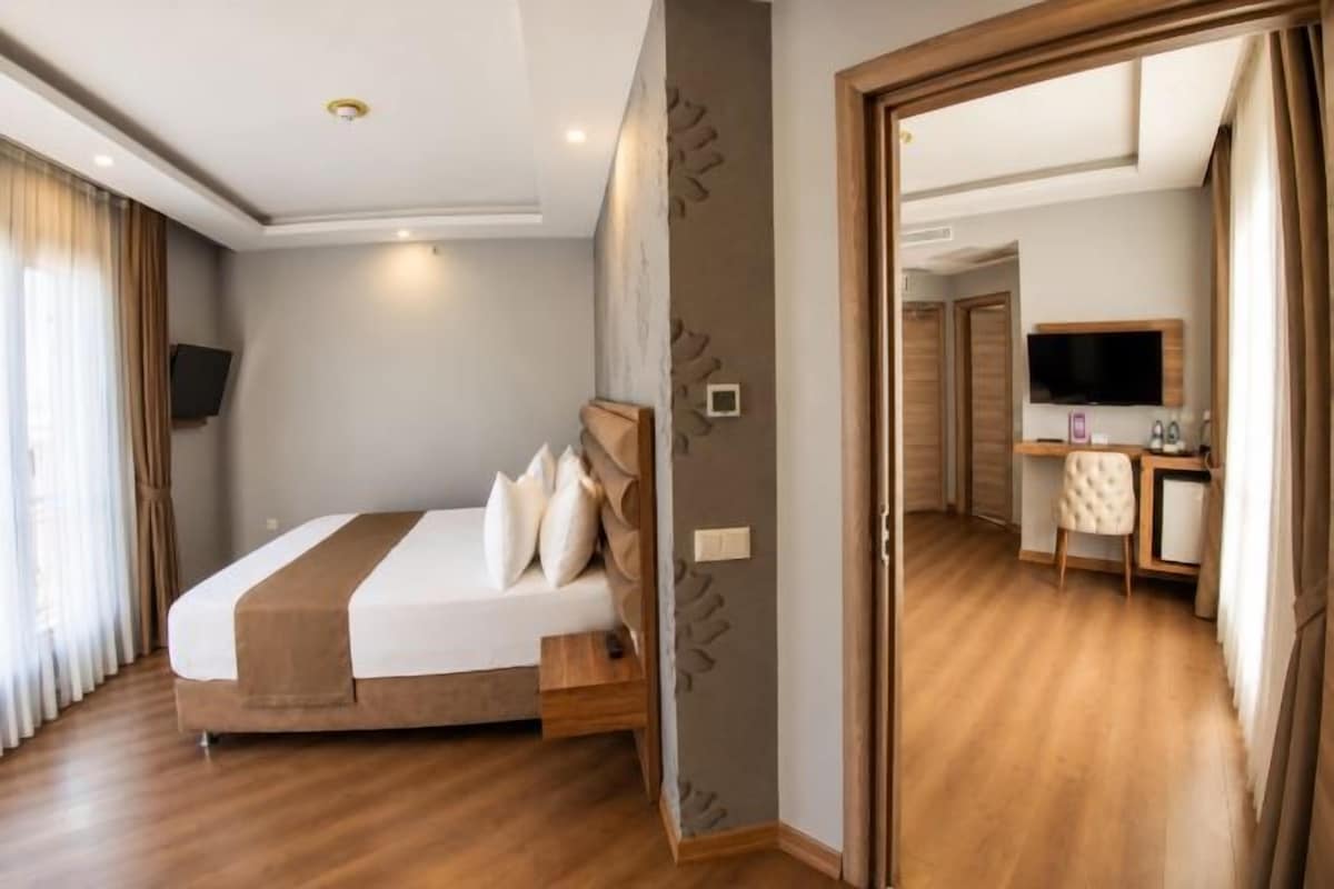 Seprai premium, minibar, brankas, dan meja kerja