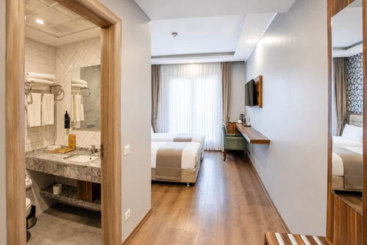 Seprai premium, minibar, brankas, dan meja kerja