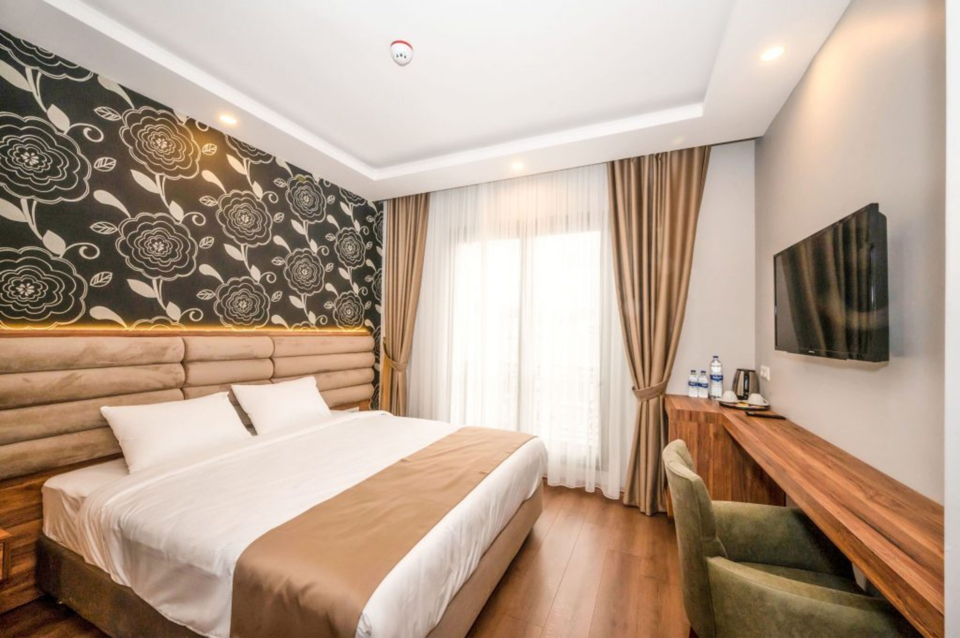 standard double room | 1 bedroom, premium bedding, minibar, in-room safe