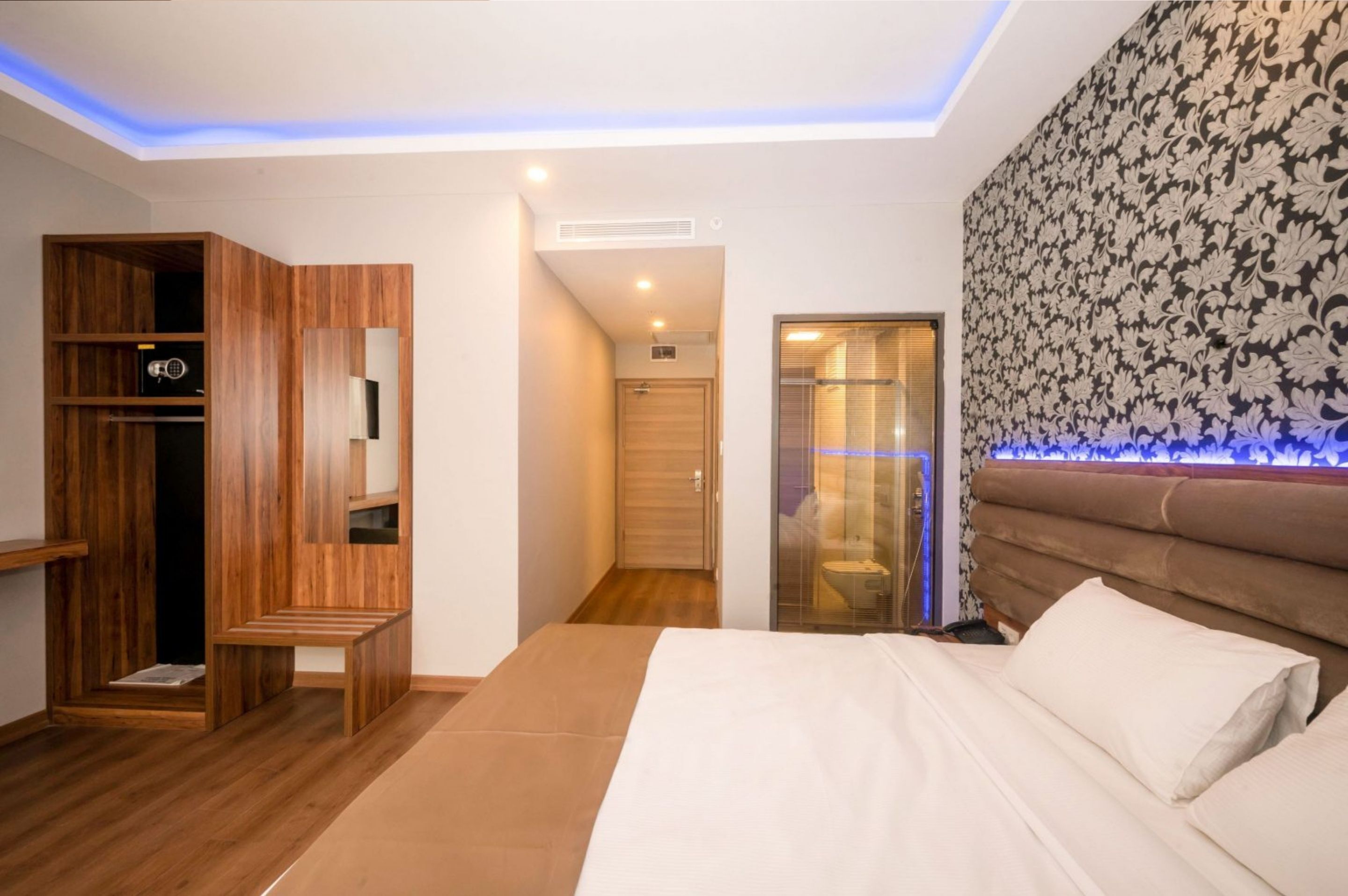deluxe double room | 1 bedroom, premium bedding, minibar, in-room safe