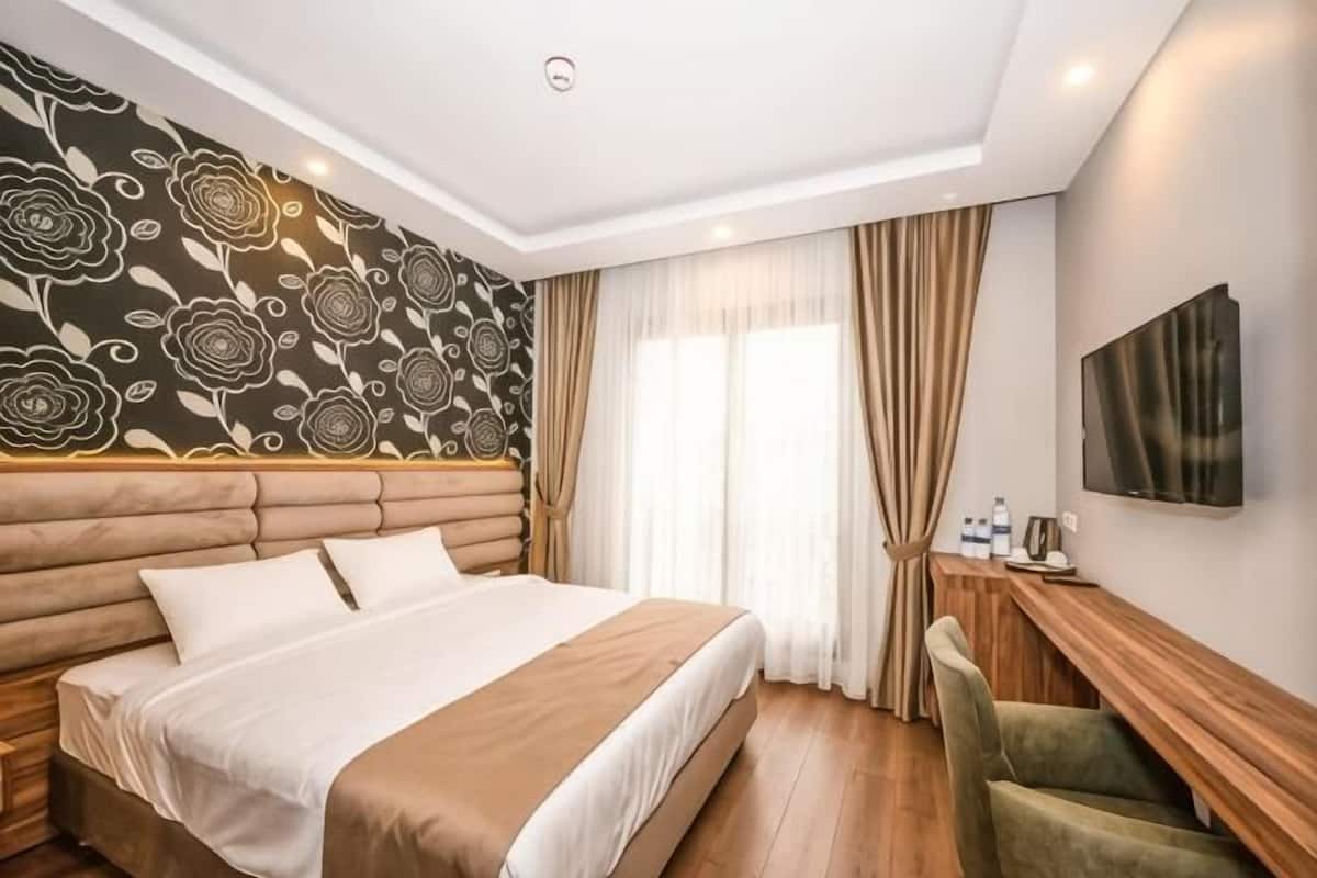 Bộ đồ giường cao cấp, minibar, két bảo mật tại phòng, bàn 