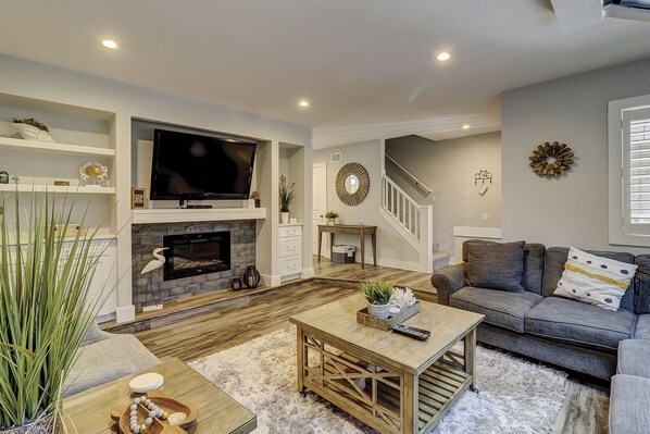 TV, DVD player - Updated Luxury 3 BR 3.5 BA Vacation Condo Bikes & Beach Gear included (Hilton Head Island)