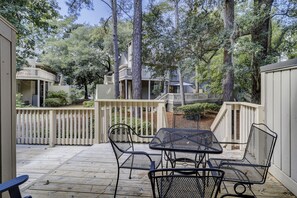 Outdoor dining - Updated Luxury 3 BR 3.5 BA Vacation Condo Bikes & Beach Gear included (Hilton Head Island)