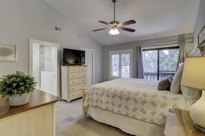 3 bedrooms, iron/ironing board, free WiFi, bed sheets - Updated Luxury 3 BR 3.5 BA Vacation Condo Bikes & Beach Gear included (Hilton Head Island)