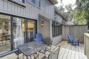 Outdoor dining - Updated Luxury 3 BR 3.5 BA Vacation Condo Bikes & Beach Gear included (Hilton Head Island)