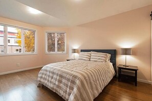 4 habitaciones, tabla de planchar con plancha y cuna de viaje