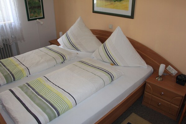 2 makuuhuonetta, tallelokero huoneessa, silitysrauta/-lauta