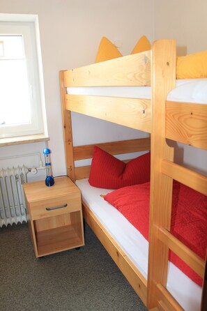 2 makuuhuonetta, tallelokero huoneessa, silitysrauta/-lauta