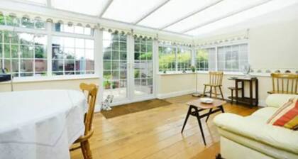 Quite Garden Flat with parking