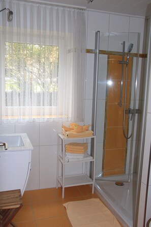 Dusche, Haartrockner, Handtücher, Toilettenpapier