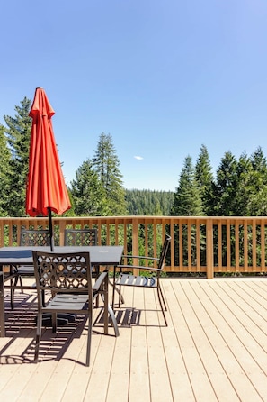 Outdoor dining - Beautiful Rustic Cabin on 5 Acres With Heavenly Views (Pioneer)