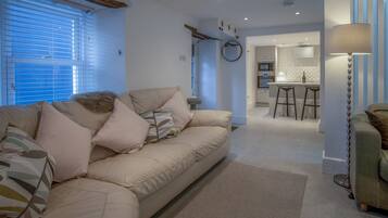 Cottage (4 Bedrooms) | Living area | 32-inch Smart TV with cable channels, TV, fireplace