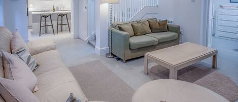 Cottage (4 Bedrooms) | Coin séjour | TV connectée de 32 pouces avec chaßnes par cùble, télévision, cheminée