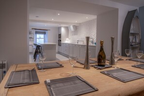 Cottage (4 Bedrooms) | Privékeuken | Een koelkast, een microgolfoven, een oven, een kookplaat