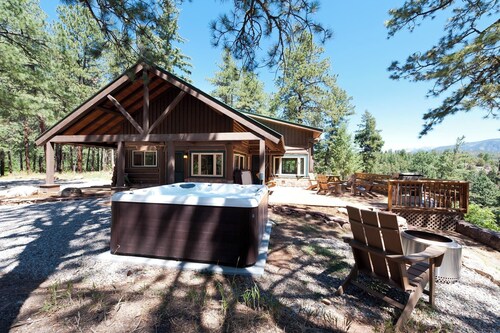 Three Pet Friendly cabins on 3.5 Acres - Hot Tub/Views - 14 minutes to Purg