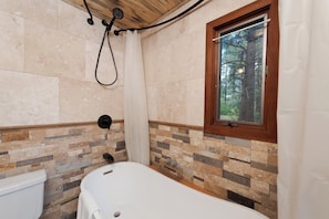 Combined shower/tub, hair dryer, towels