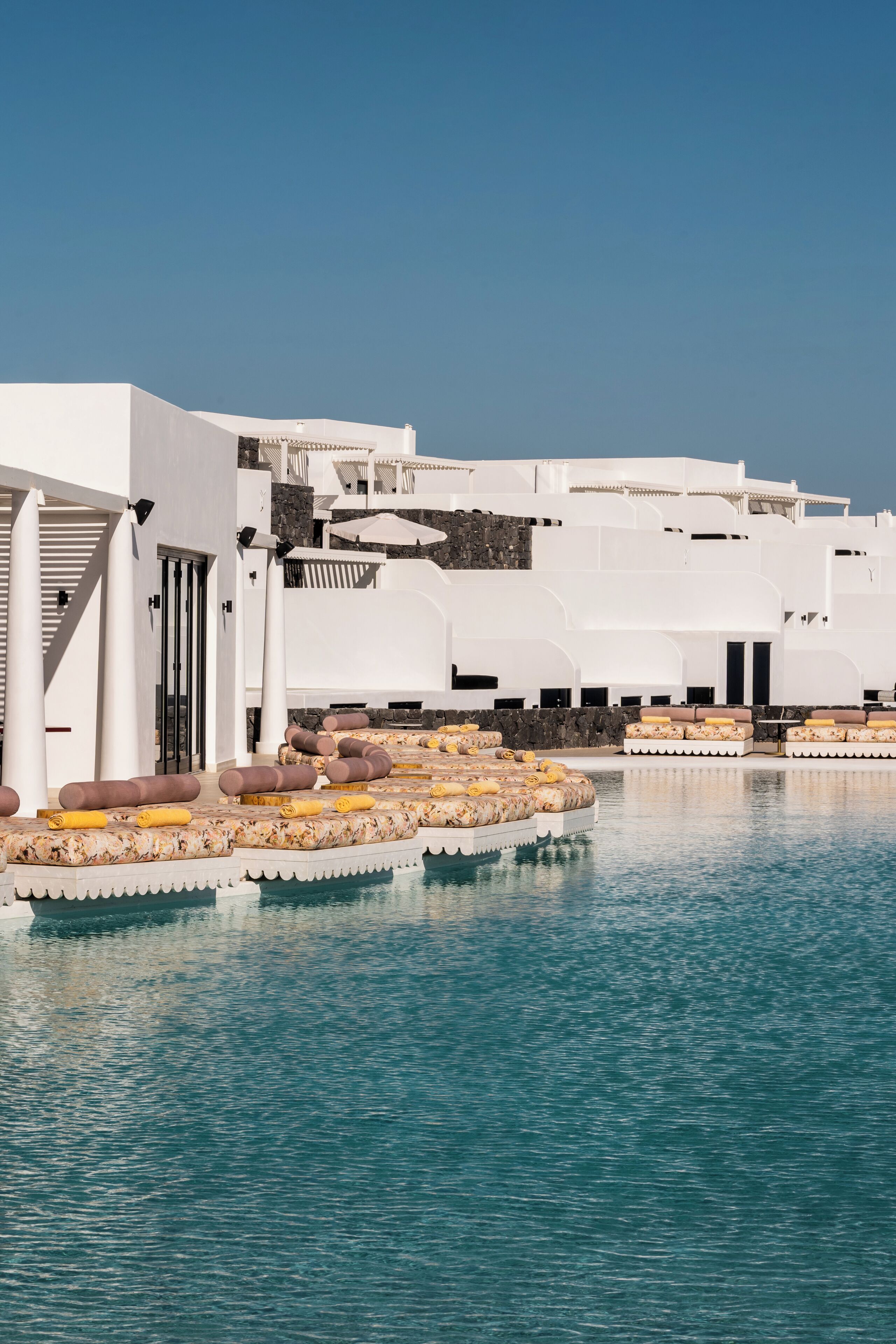Una piscina al aire libre (de 11:00 a 19:30), sombrillas, tumbonas