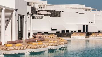 Una piscina al aire libre (de 11:00 a 19:30), sombrillas, tumbonas