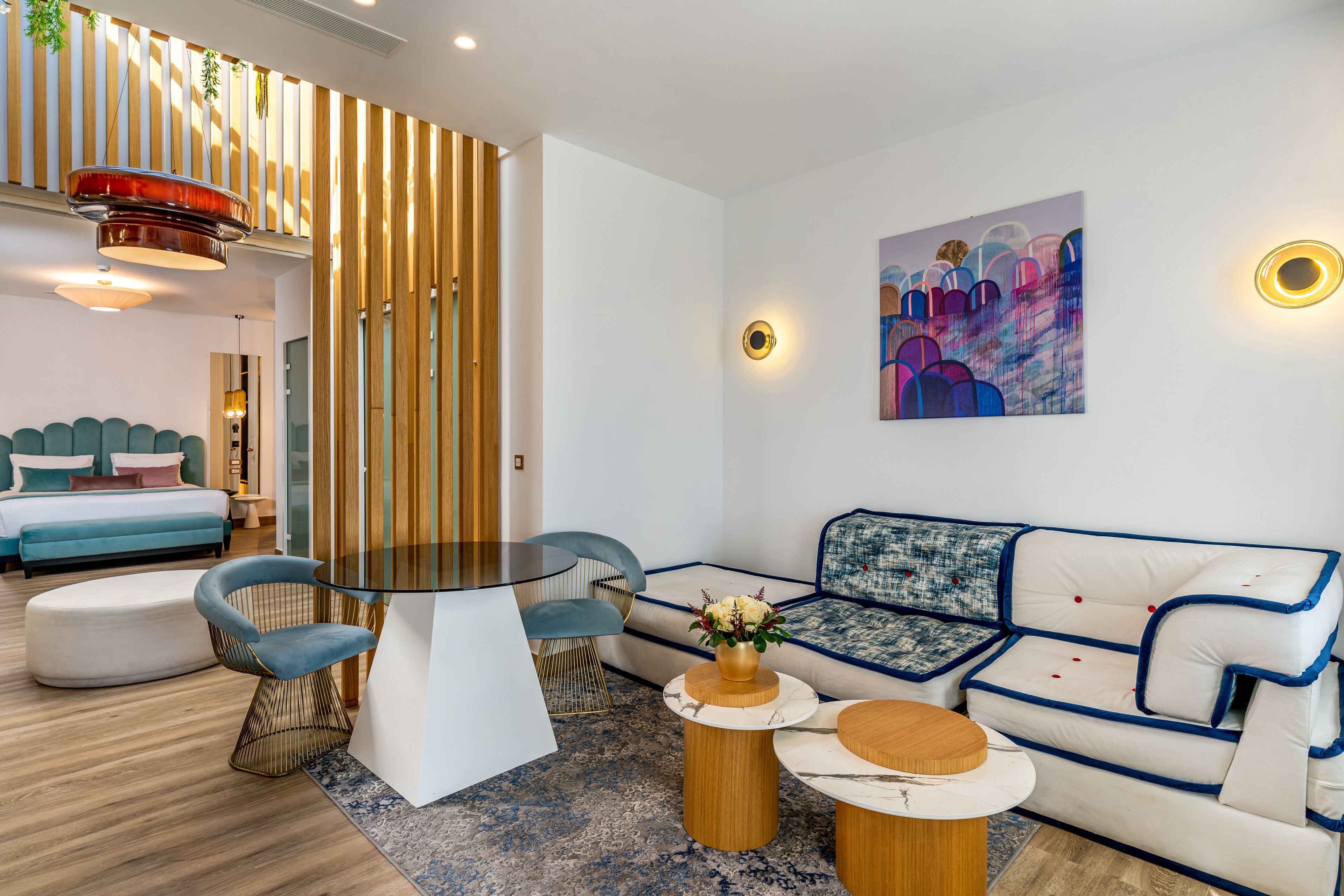 Un salon moderne comprenant un canapé, des fauteuils, une table basse et une table à manger.