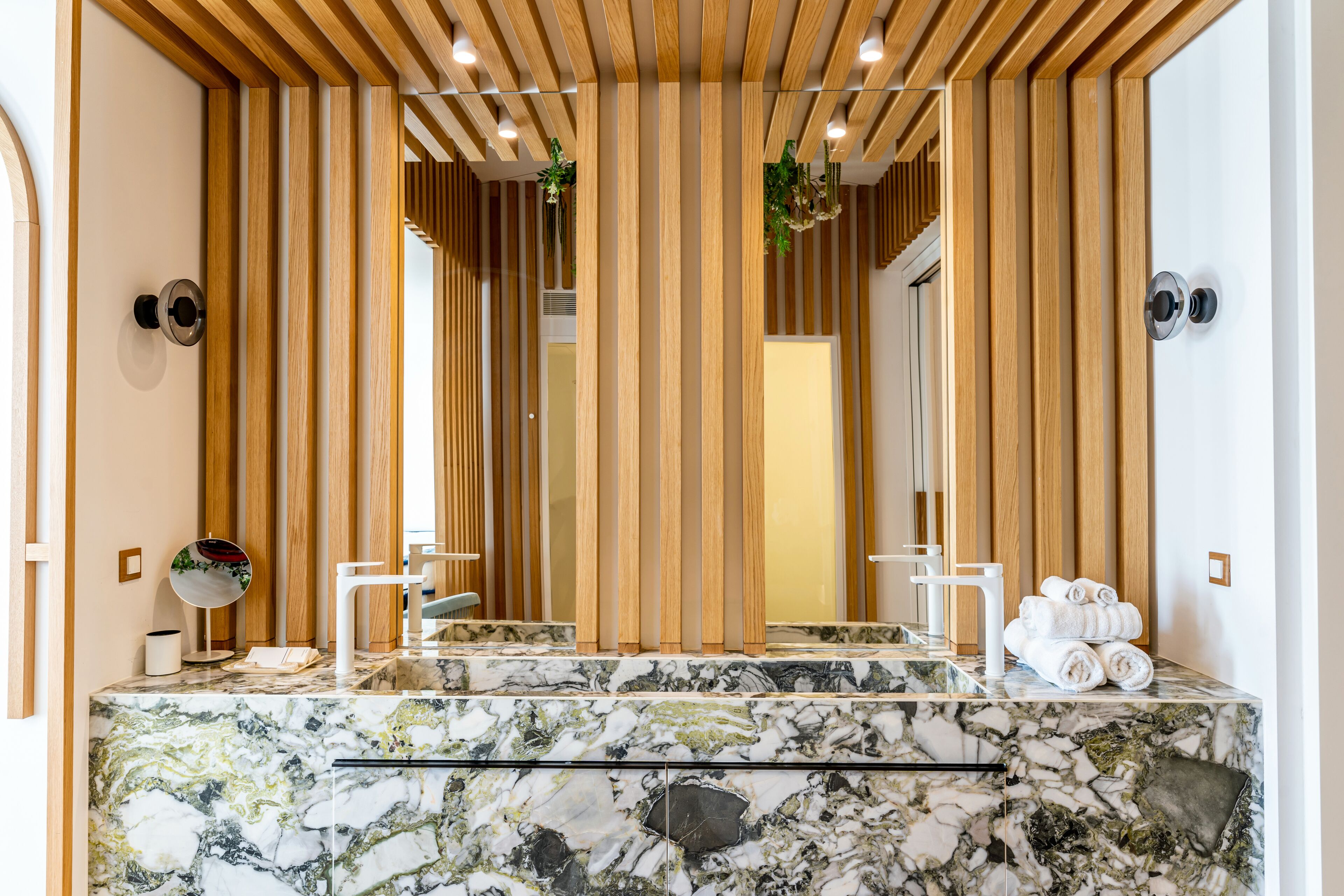 King Suite with Sea View and Heated Plunge Pool | Salle de bain | Douche, douche cascade, articles de toilette (gratuits)