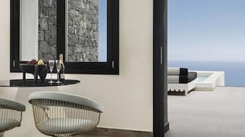King Suite with Sea View and Heated Plunge Pool | Sábanas de algodón egipcio y ropa de cama de alta calidad