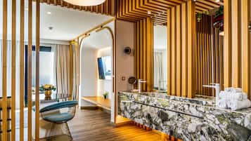 King Suite with Sea View and Heated Plunge Pool | Baño | Regadera, regadera tipo lluvia, amenidades de baño gratuitas