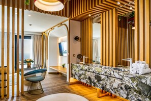 King Suite with Sea View and Heated Plunge Pool | Phòng tắm | Buồng tắm vòi sen, vòi sen phun mưa, đồ dùng nhà tắm miễn phí 