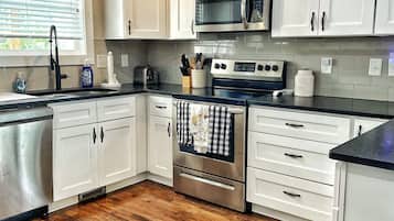 Mikrobølgeovn, ovn, kogeplade, opvaskemaskine