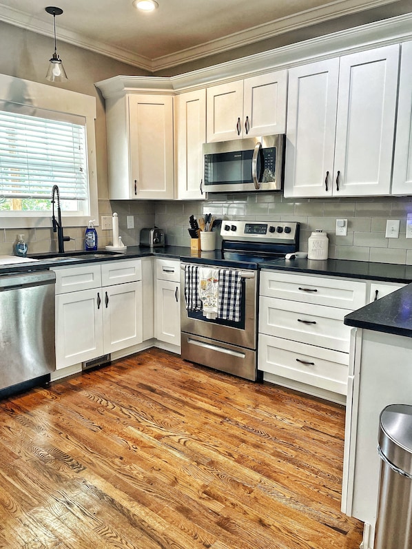 Micro-ondes, four, plaque de cuisson, lave-vaisselle