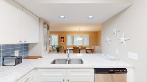 Kühlschrank, Mikrowelle, Wasserkocher mit Kaffee-/Teezubehör, Toaster