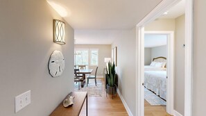 2 Schlafzimmer, BĂŒgeleisen/BĂŒgelbrett, kostenloses WLAN, BettwĂ€sche