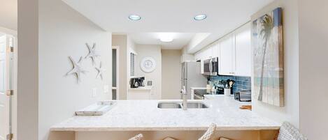 Jääkaappi, mikroaaltouuni, kahvin-/teenkeitin, leivänpaahdin