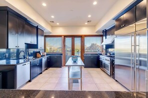 Réfrigérateur, four à micro-ondes, un four, surface de cuisson