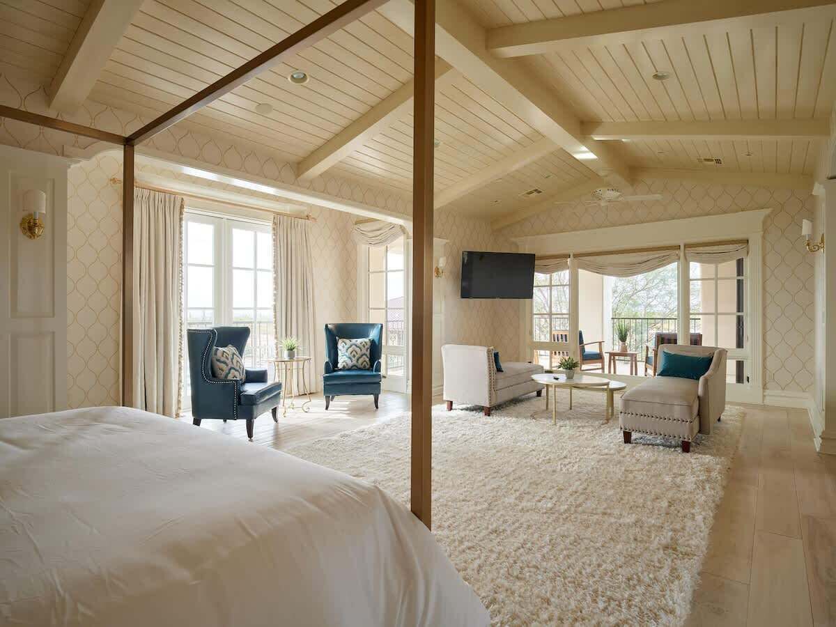 11 室のベッドルーム、デスク、アイロン / アイロン台、WiFi