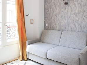 Living area - Bright apartment just steps from the Marais (Paris)