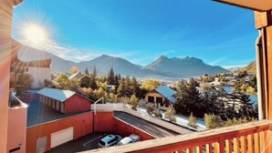 A view from a balcony overlooking a mountainous landscape with a clear sky. - Nice Cosy Apt With Balcony In Briançon (Briançon)