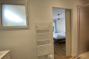 3 عدّة غرف نوم ومكواة/لوح كي وسرير سفر وواي فاي