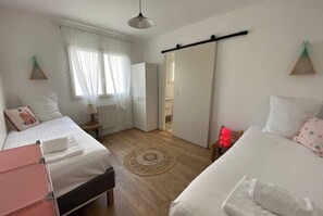 3 habitaciones, tabla de planchar con plancha, cuna de viaje y wifi 