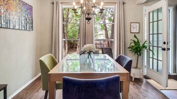 House, 3 Bedrooms | Tempat makan