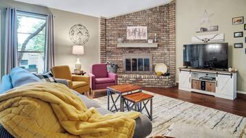 House, 3 Bedrooms | Ruang tamu | TV Pintar