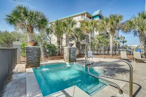 Utendørsbasseng og et oppvarmet basseng