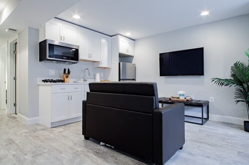 Central DC Flat | Sleeps 3 | Convention Center