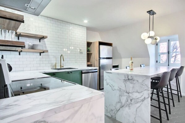 Fridge, microwave, oven, stovetop - Golden Cross // Typical old Quebec appartement (Québec)