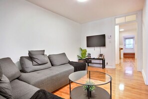 Smart TV - Golden Cross / / Typical old Quebec appartement (Québec)