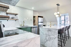 Fridge, microwave, oven, stovetop - Golden Cross / / Typical old Quebec appartement (Québec)